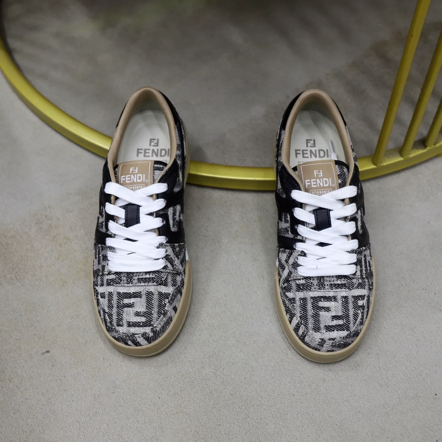 Ex-factory price: 640🔥Couple model (top original order) Brand: FENDI Size: 35-44 (customized for men 38 and 45) Grade: original order quality High version Material: Imported original cowhide stitching ➕ High-quality and comfortable lining Original TPU lightweight anti-slip outsole Style category: Travel fashion casual shoes Versatile trend